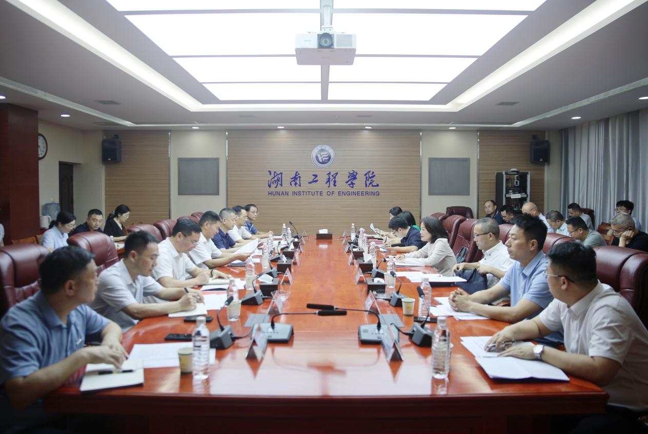 陈若杨一行深入学校主校区实验楼