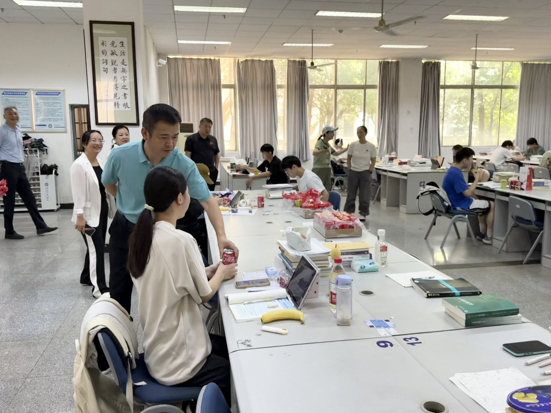 张小刚一行先后走访图书馆