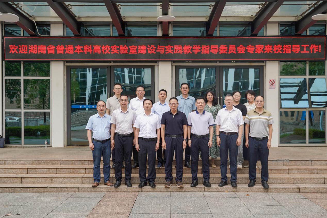 我校党委书记